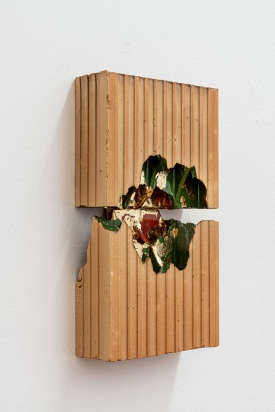 Oscar Abraham Pabòn Untitled, 2019 mattone d’argilla, colore ceramico, foglia oro 8,4 x 4,3 x 6,5 cm Courtesy Galleria FuoriCampo, Siena. 